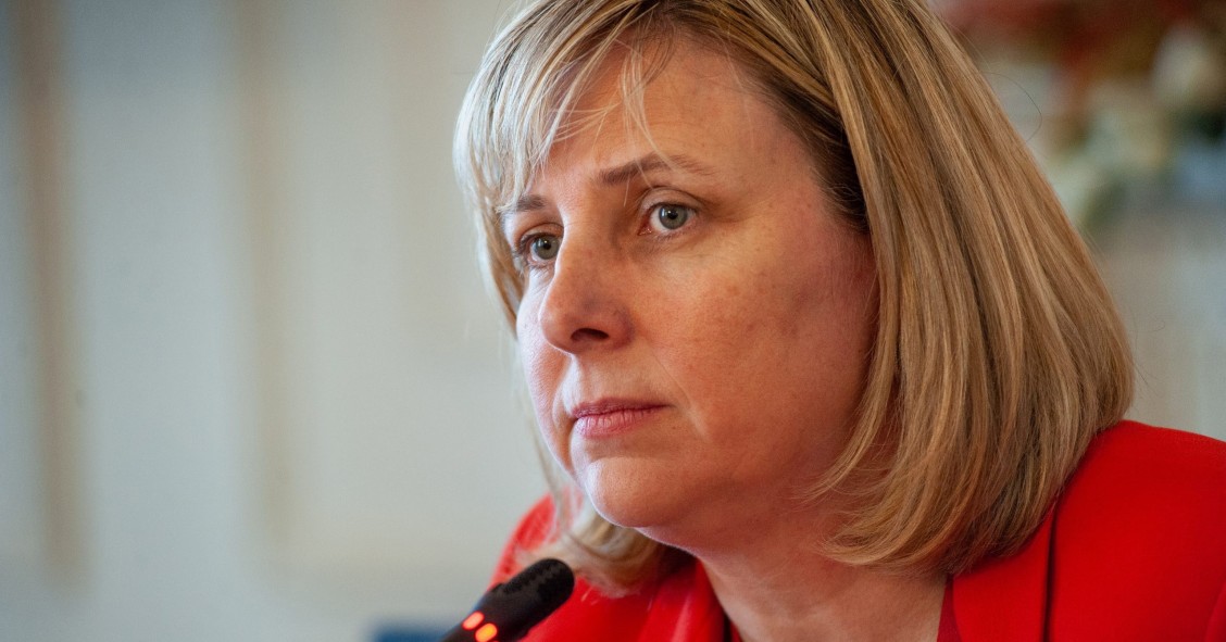 Archivo - Patricia Suárez, presidenta de Asufin, durante su intervención en el curso de verano organizado por la APIE en la UIMP de Santander.