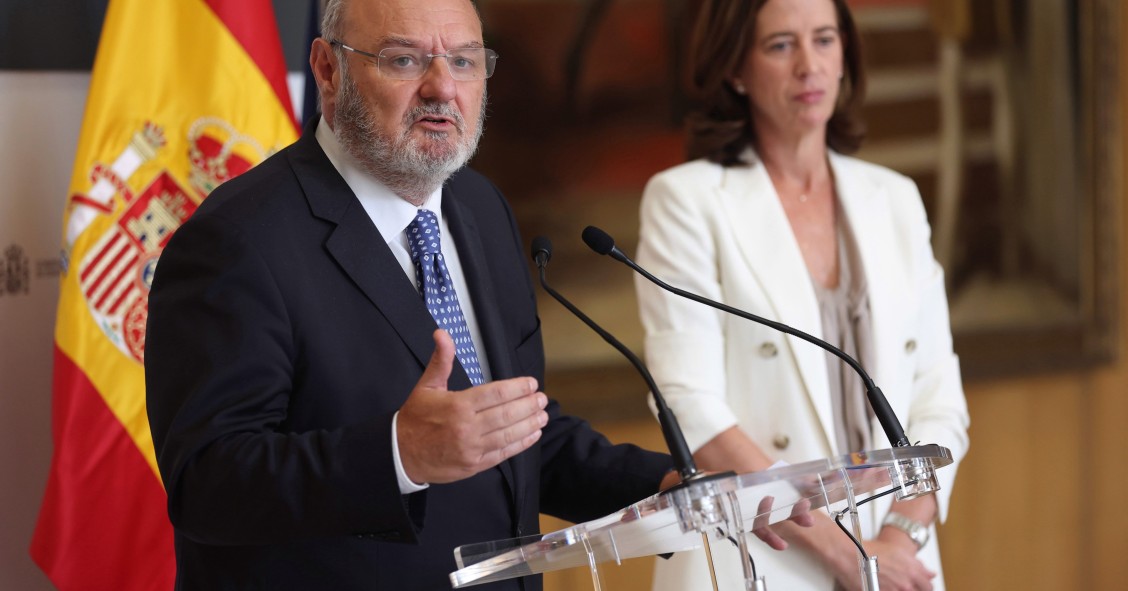 Archivo - El presidente de la Confederación Española de Cajas de Ahorros (CECA), José María Méndez, junto a la presidenta de la Asociación Española de la Banca, (AEB), Alejandra Kindelán.