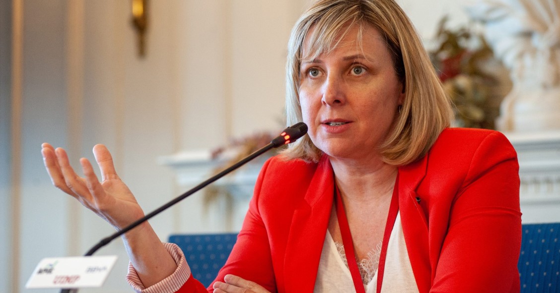 Archivo - Patricia Suárez, presidenta de Asufin, durante su intervención en el curso de verano organizado por la APIE en la UIMP de Santander.