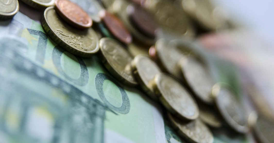 Archivo - Monedas y billetes de euro