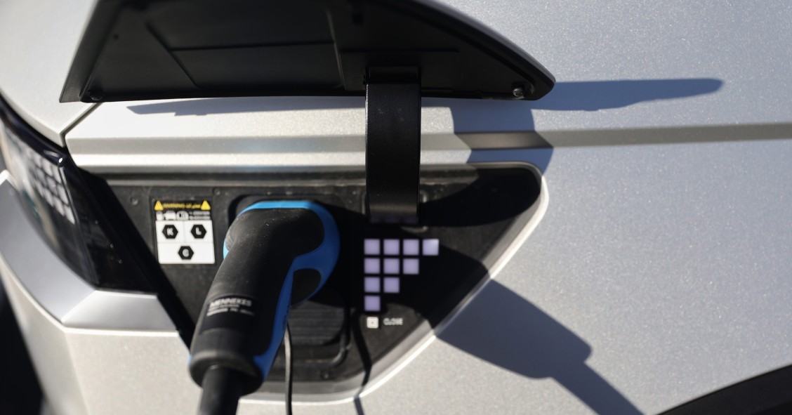 Archivo - Un vehículo eléctrico mientras se carga