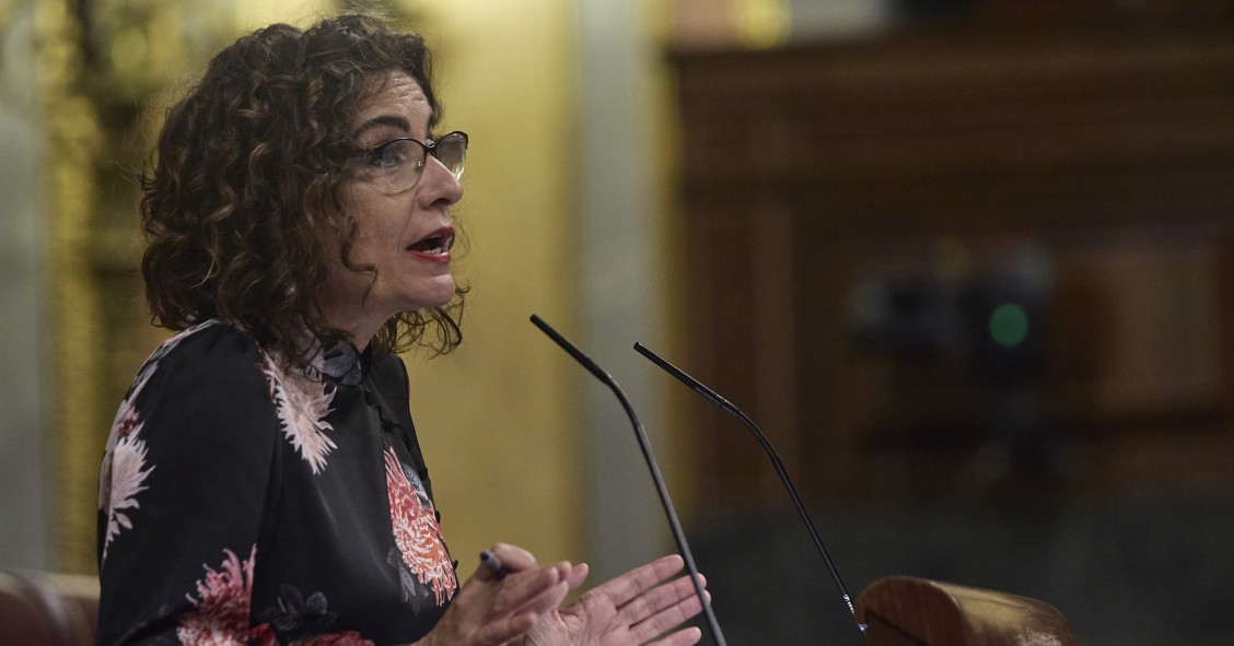 La ministra de Hacienda, María Jesús Montero, interviene durante una sesión plenaria en el Congreso de los Diputados, a 27 de octubre de 2022, en Madrid (España).