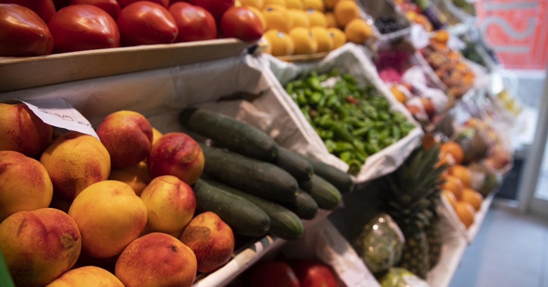 Archivo - Detalle de un puesto de frutas y verduras de un mercado de abastos. 