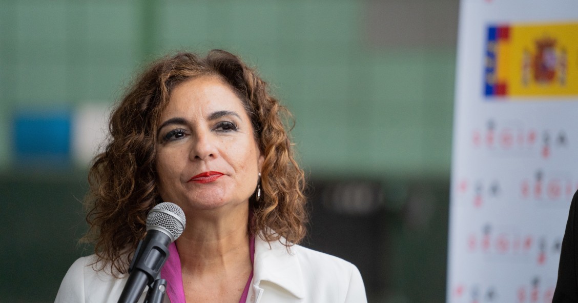 La ministra de Hacienda y Función Pública María Jesús Montero atiende a los medios, a 4 de noviembre de 2022 en Sevilla, (Andalucía, España). 