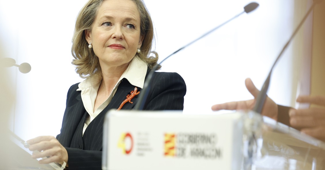 La vicepresidenta primera y ministra de Asuntos Económicos y Transformación Digital, Nadia Calviño, ateinde al presidente del Gobierno de Aragón, en la sala de Columnas del Edificio Pignatelli, a 16 de noviembre de 2022, en Zaragoza, Aragón (España). Dur