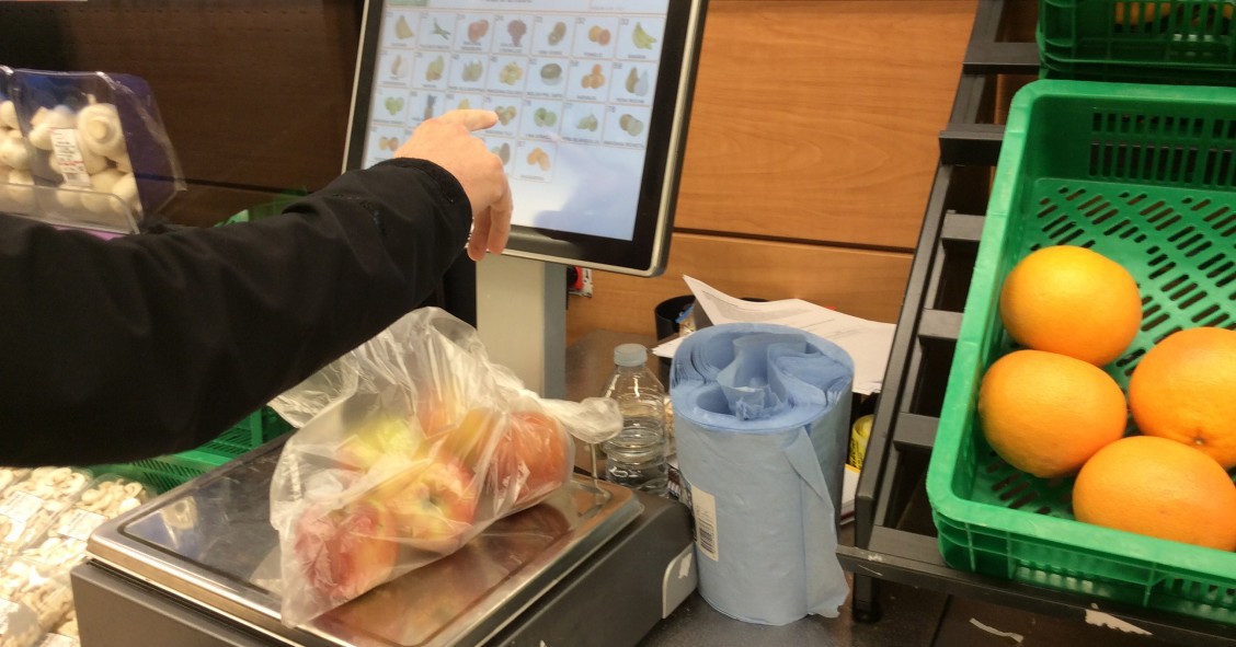 Archivo - Precios, IPC, inflación, consumo, manzanas, manzana, compra, compras, comprar, comprando, supermercado, mercado