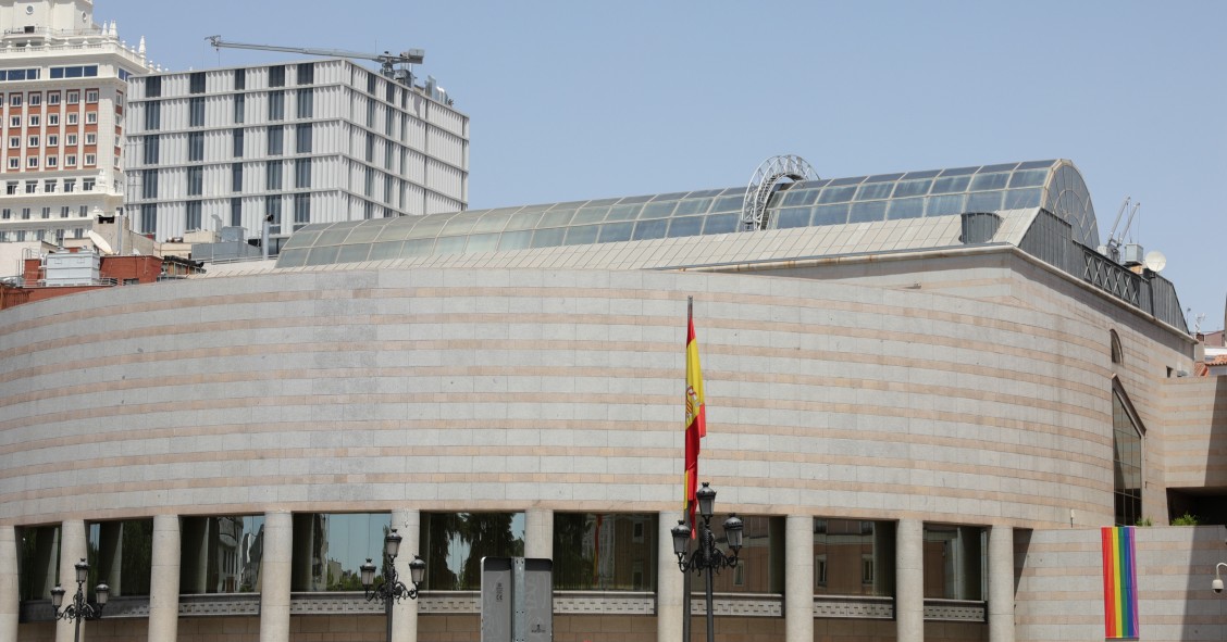 Archivo - El Senado coloca la bandera LGTBI la parte derecha del edificio, situado en la Calle de Bailén, 3 de Madrid.