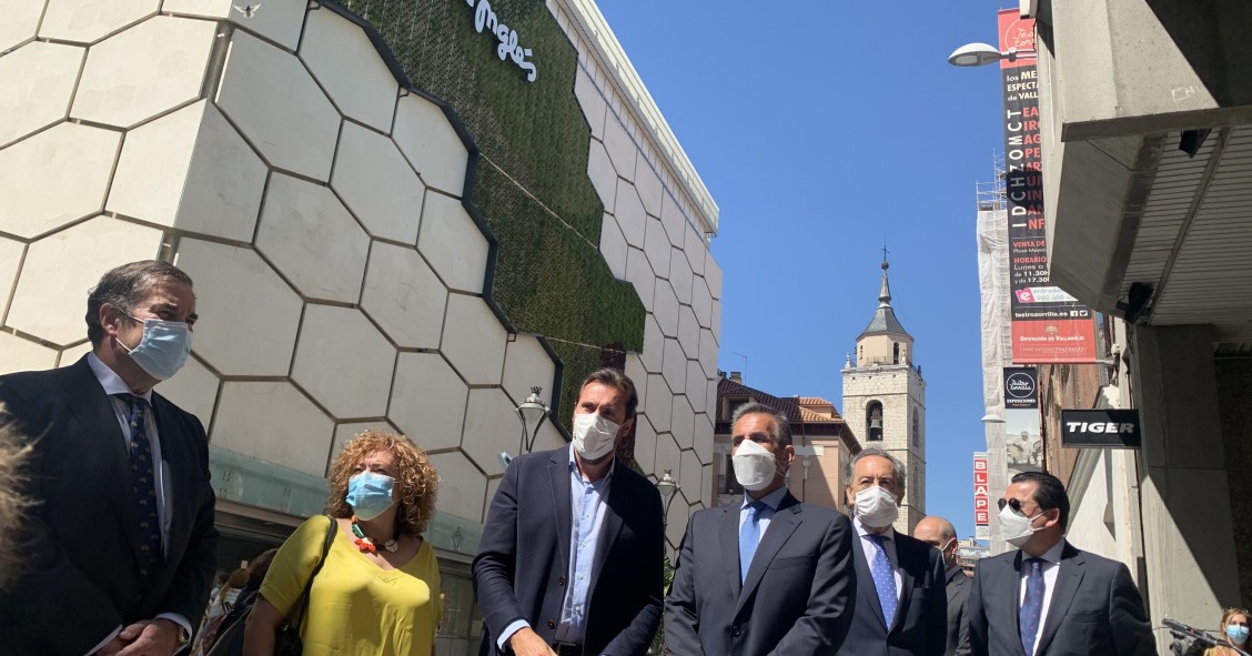 Archivo - Representantes de El Corte Inglés, junto al alcalde de Valladolid, ante el centro comercial de la calle Constitución en Valladolid.