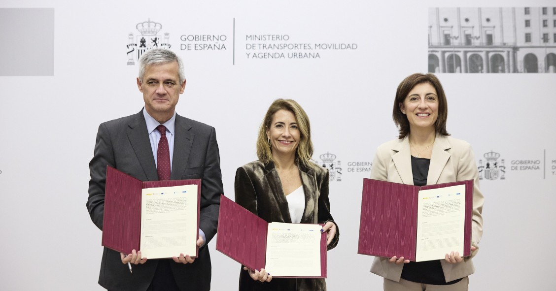El secretario general de Agenda Urbana y Vivienda, David Lucas; y la ministra de Transportes, Movilidad y Agenda Urbana, Raquel Sánchez, firman los convenios.