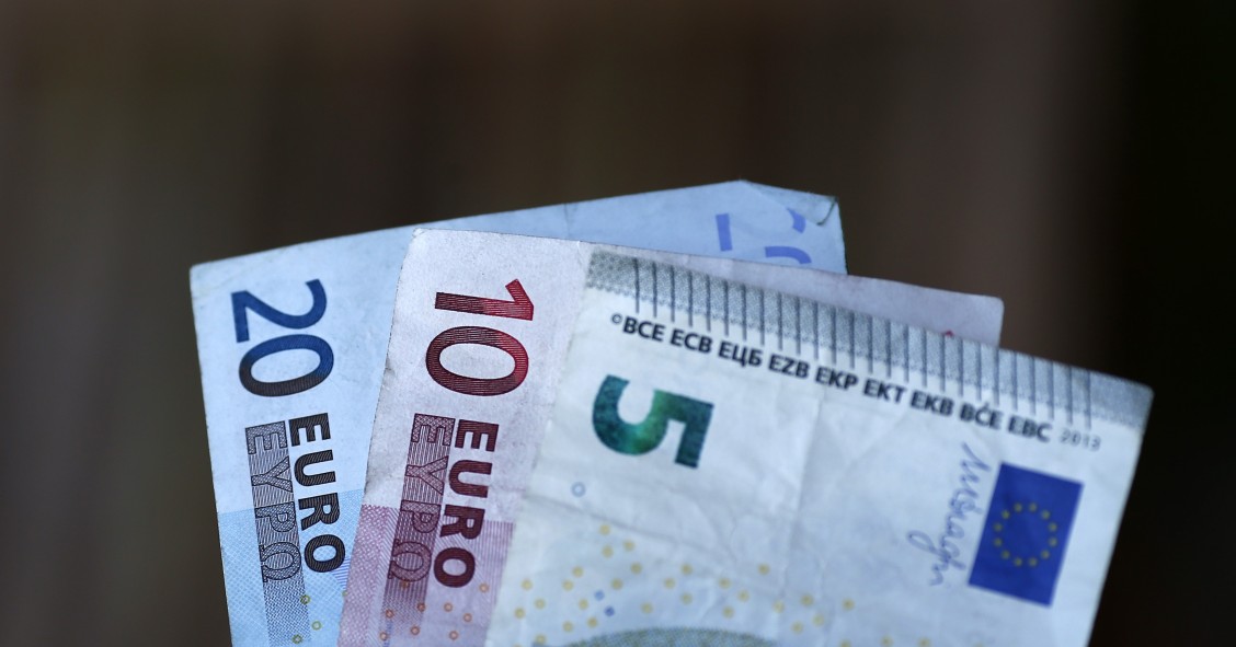 Archivo - Billetes, monedas, euros, euro, dinero