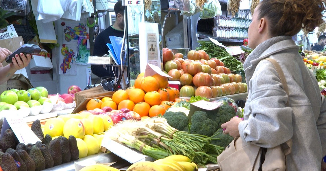Clientes y vendedores del mercado de Ruzafa en Valencia 