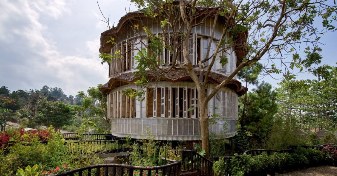 Edificio de tres plantas hecho de bambú