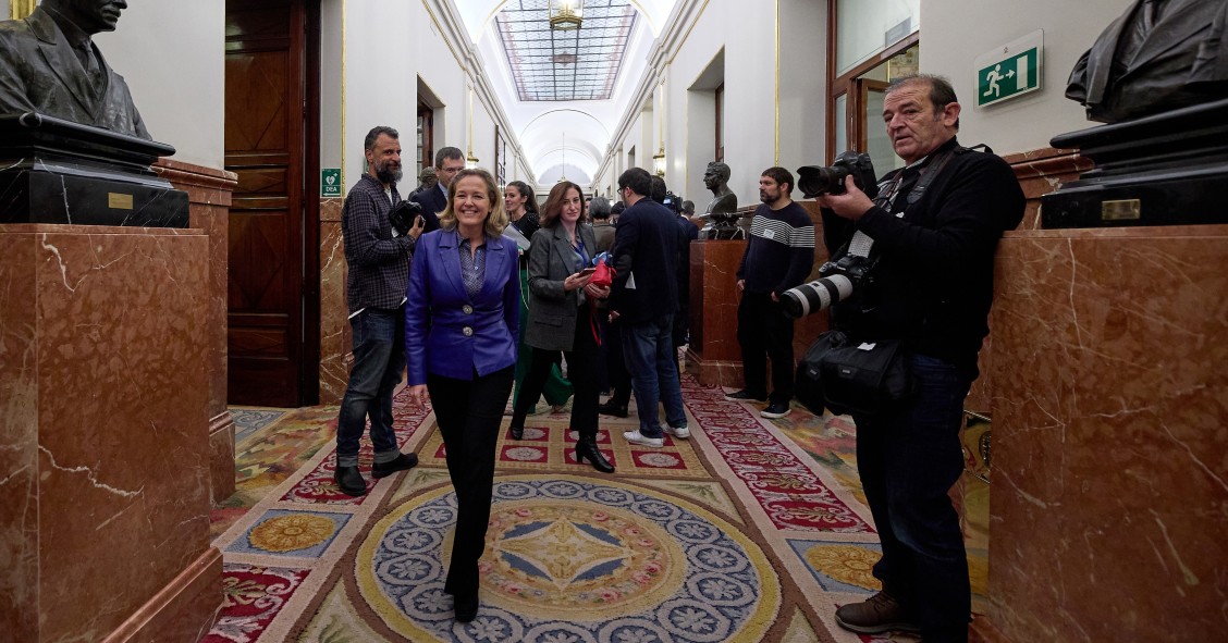 La vicepresidenta primera y ministra de Asuntos Económicos y Transformación Digital, Nadia Calviño, a su llegada a una sesión plenaria, en el Congreso de los Diputados, a 15 de diciembre de 2022, en Madrid (España).