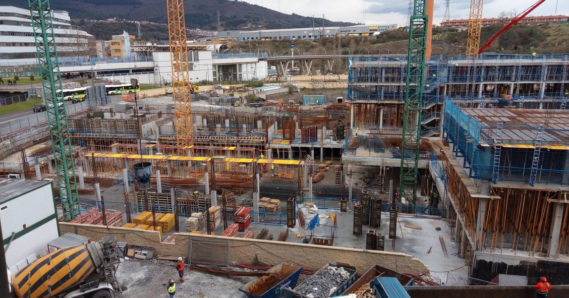 Archivo - Trabajadores en una obra de construcción de viviendas, en una imagen de archivo.