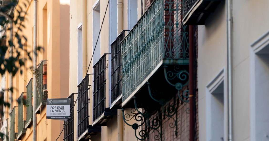 Archivo - Cartel de venta en un edificio de la capital, a 27 de octubre de 2021, en Madrid, (España). 