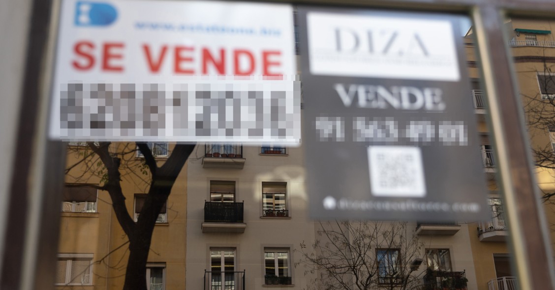 Archivo - Un cartel de 'Se vende' pegado en un portal, en una imagen de archivo.