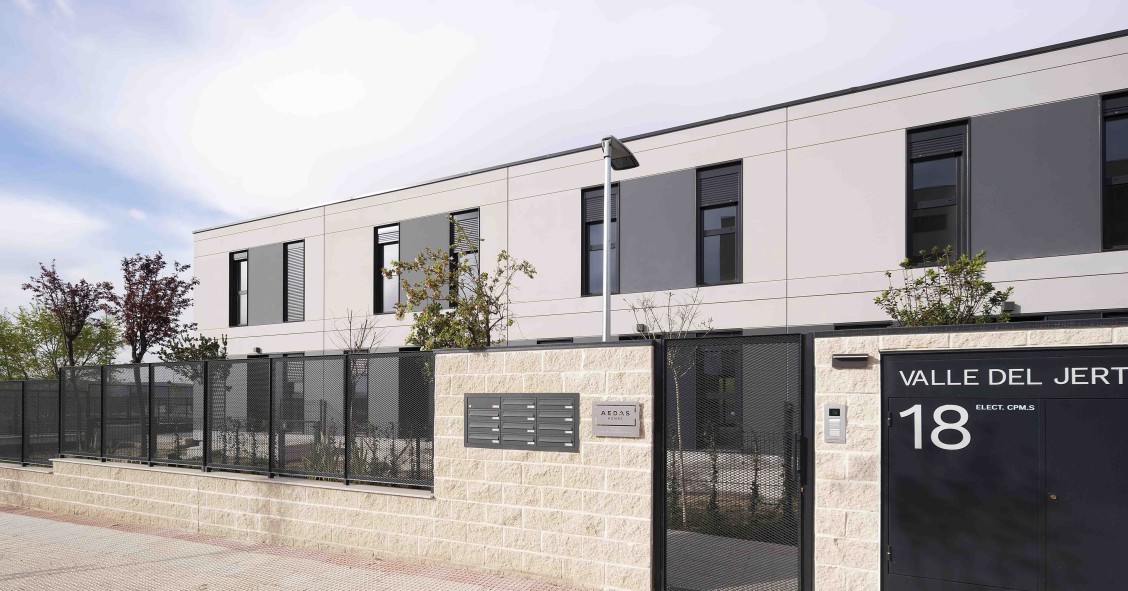 Fachada principal de la promoción industrializada Gaetana de Aedas Homes en Torrejón de Arzoz