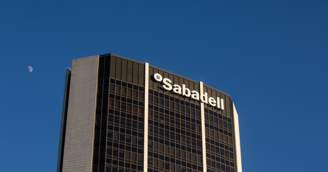 Archivo - Fachada de la sede del Banco Sabadell en la Avenida Diagonal de Barcelona, a 11 de enero de 2022, en Barcelona, Cataluña (España).