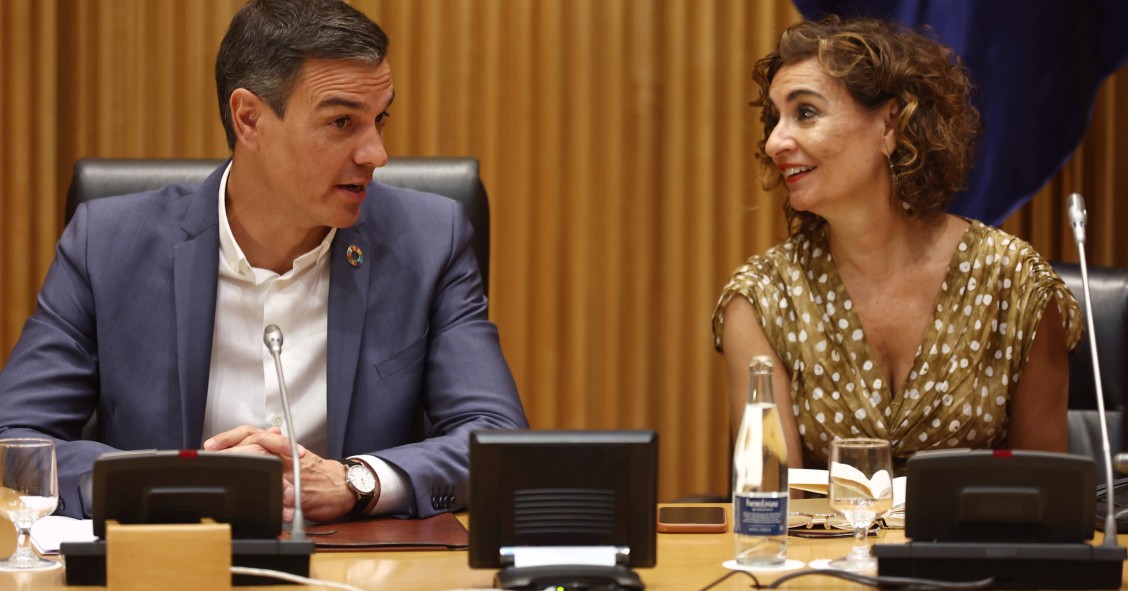 Archivo - El presidente del Gobierno y secretario general del PSOE, Pedro Sánchez y la ministra de Hacienda y Función Pública, María Jesús Montero