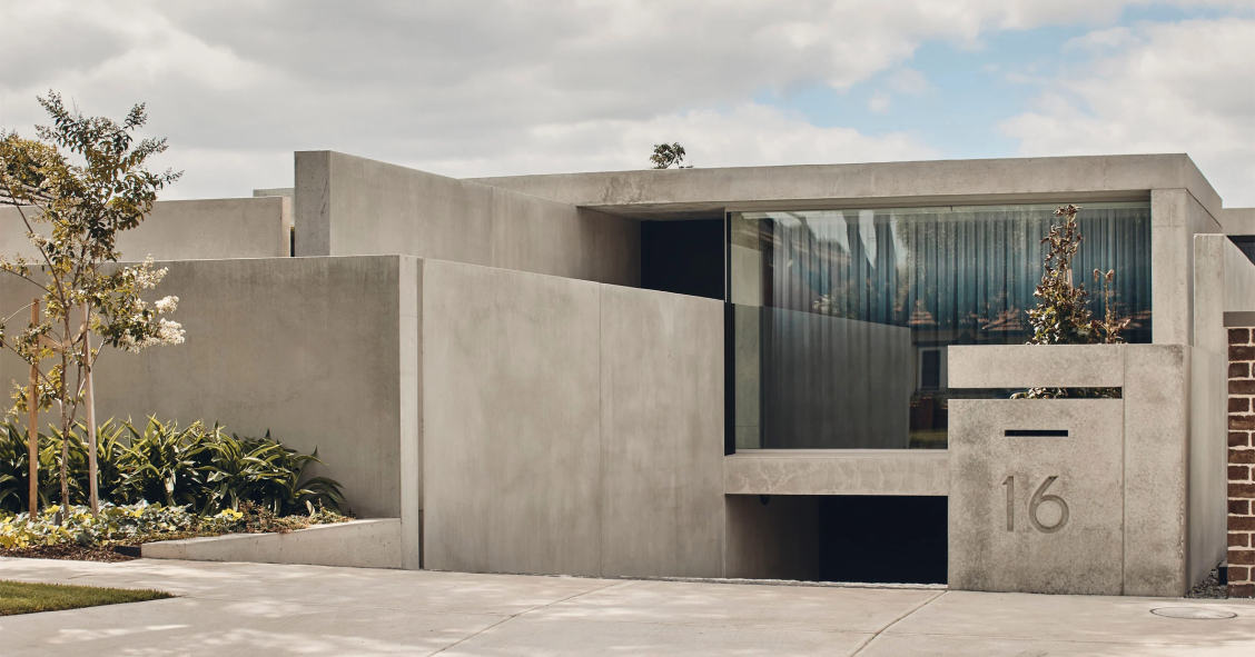 La vivienda cuenta con una rampa de acceso al sótano para estacionar vehículos 