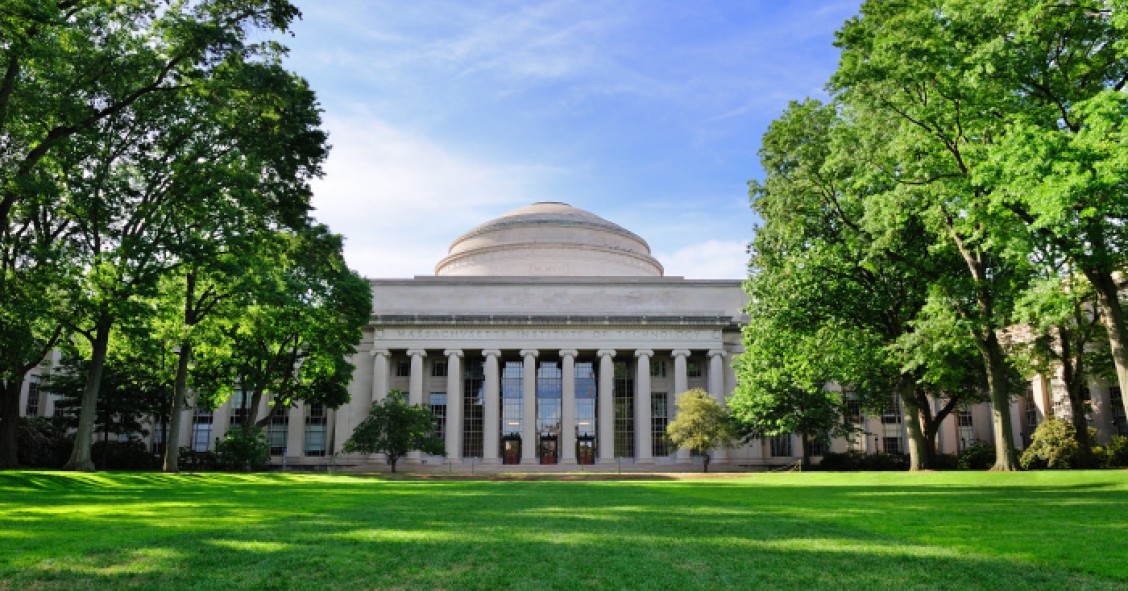 Exteriores del MIT de Massachusetts, EEUU