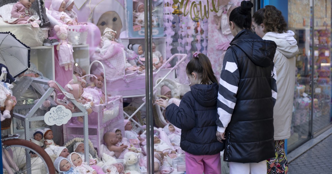 Archivo - Varias personas miran el escaparate de una tienda de juguetes. A 27 de diciembre de 2022, en Sevilla (Andalucía, España).