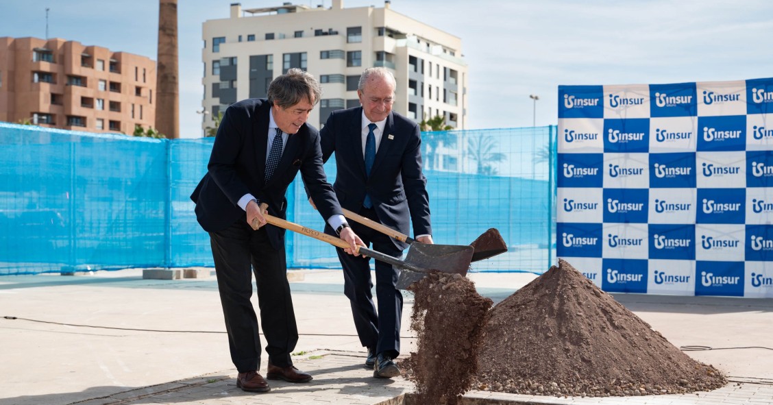 El presidente del Grupo Insur, Ricardo Pumar, y el alcalde de Málaga, Francisco de la Torre, ponen la primera piedra del edficio Ágora.