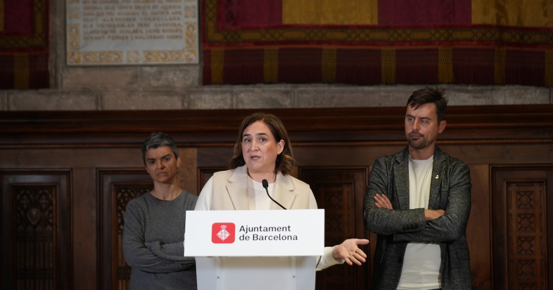 La alcaldesa de Barcelona, Ada Colau, durante una rueda de prensa tras declarar por presuntamente coaccionar al fondo Vauras, en el Ayuntamiento de Barcelona, a 13 de marzo de 2023, en Barcelona, Catalunya (España). Ada Colau ha declarado como investigada