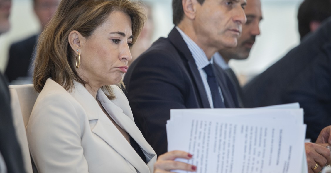 La ministra de Transportes, Movilidad y Agenda Urbana, Raquel Sánchez (i), durante el desayuno coloquio. A 13 de marzo de 2023, en Sevilla (Andalucía, España). La ministra de Transportes, Movilidad y Agenda Urbana, Raquel Sanchez, ha participado hoy lunes