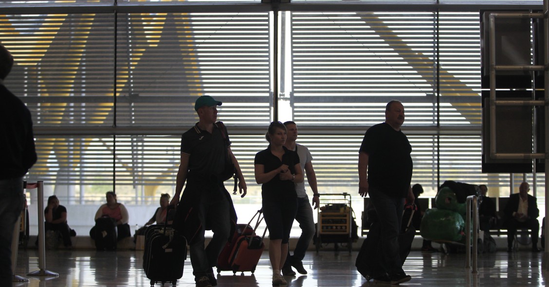 Archivo - Aeropuerto de Barajas, turismo, turistas, viajeros, viajes, avión, AENA, salidas, llegadas, retrasos, maletas, equipaje, embarque, embarcar.
