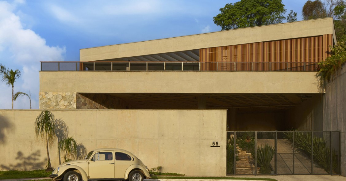 Fachada y entrada principal con un coche antiguo en la puerta