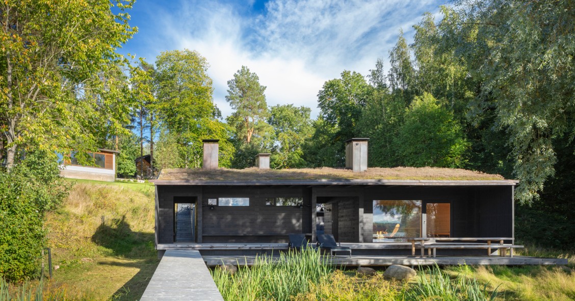 Pasarela que une la casa con el lago