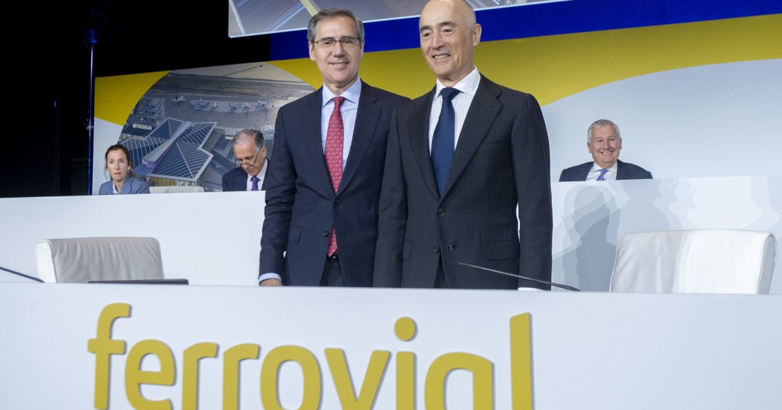 El consejero delegado de Ferrovial, Ignacio Madridejos (i) y el presidente de Ferrovial, Rafael del Pino (d), antes de comenzar la Junta General Ordinaria de Accionistas de Ferrovial, en el auditorio ONCE, a 13 de abril de 2023, en Madrid 