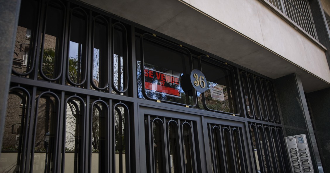 Archivo - Carteles de venta de pisos en el barrio de Almagro, a 12 de marzo de 2023, en Madrid
