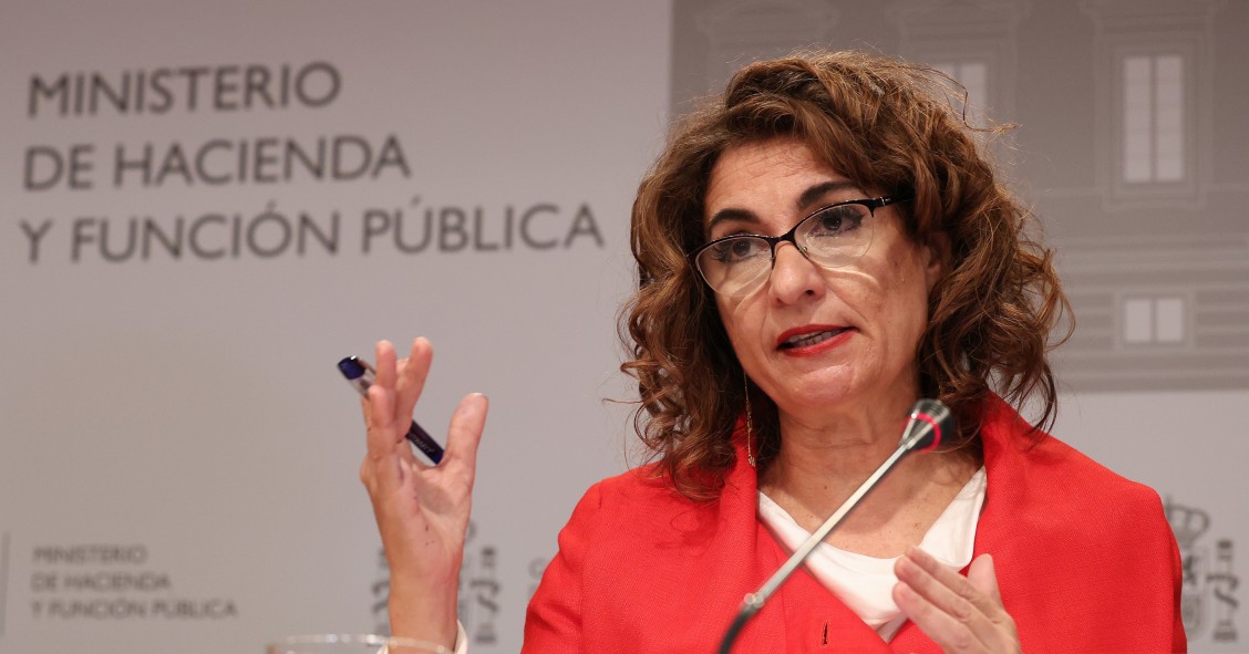 La ministra de Hacienda y Función Pública, María Jesús Montero, ofrece una rueda de prensa en la sede del Ministerio, a 30 de marzo de 2023, en Madrid (España). La ministra ha presentado los datos de cierre de la ejecución presupuestaria del conjunto de l