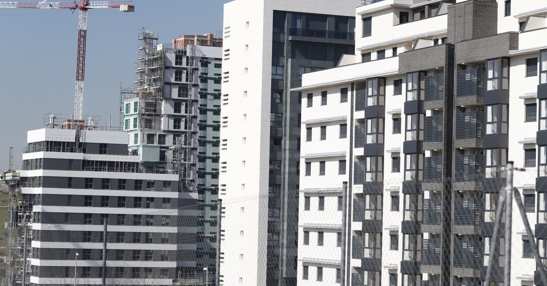 Archivo - Viviendas en construcción.