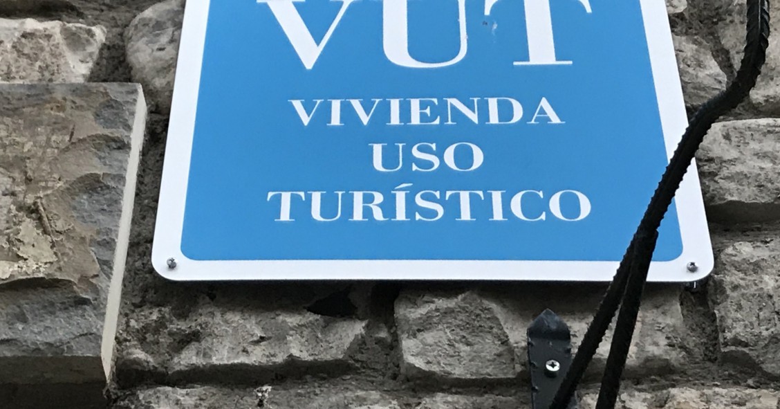Archivo - Cartel de Vivienda de Uso Turístico (VUT)