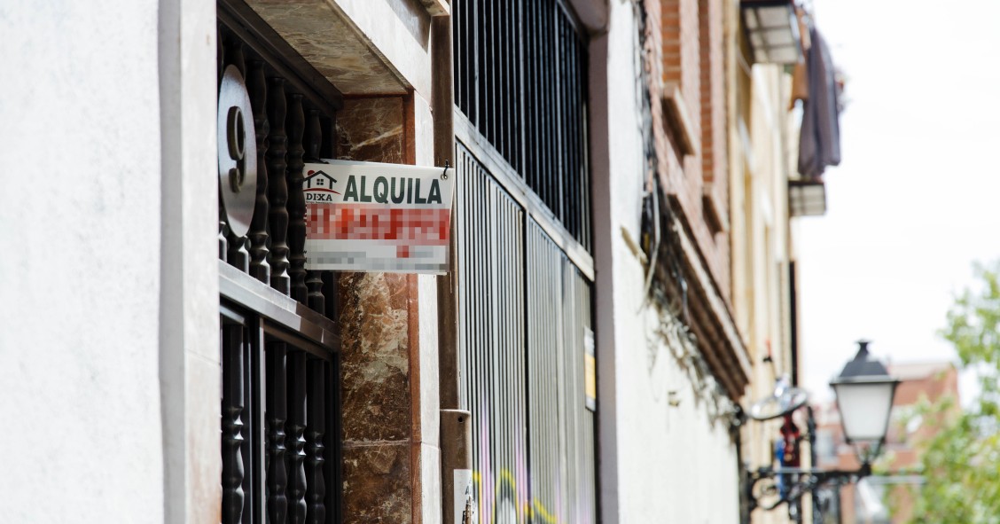 Un cartel de 'Alquila' de una inmobiliaria