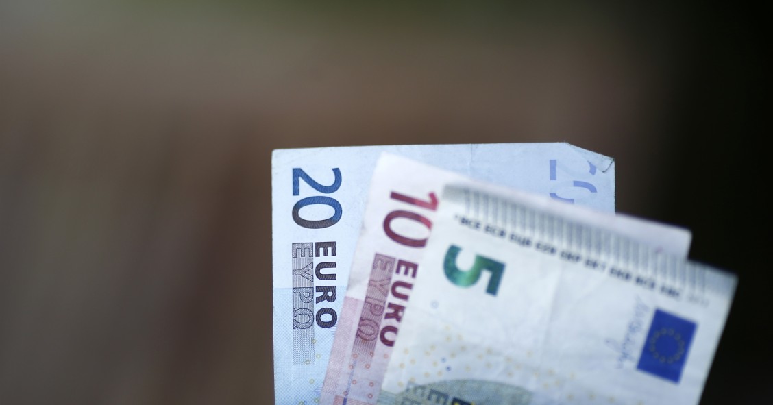 Archivo - Billetes, monedas, euros, euro, dinero