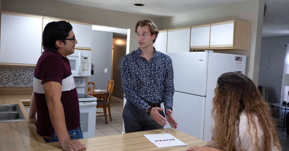 Un agente inmobiliario enseña una vivienda