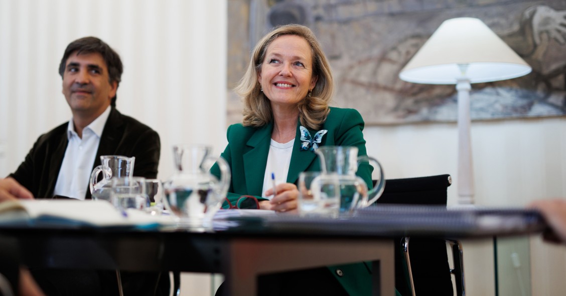 Archivo - La vicepresidenta primera y ministra de Asuntos Económicos y Transformación Digital, Nadia Calviño (i), con su secretario de Estado de Economía y Apoyo a la Empresa, Gonzalo García Andrés