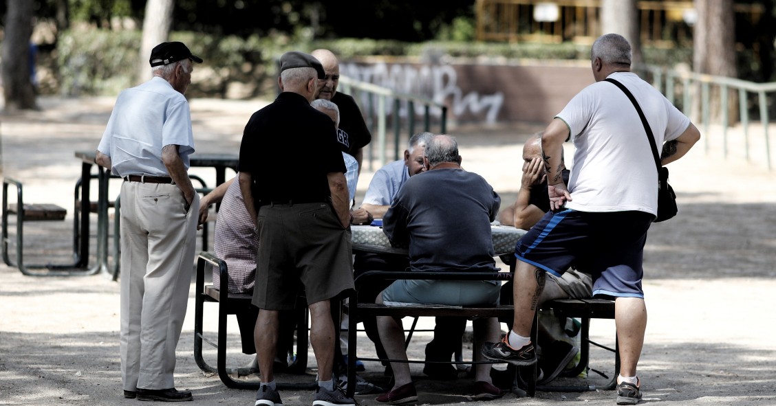 Archivo - Varios pensionistas juegan al dominó en un parque de Madrid