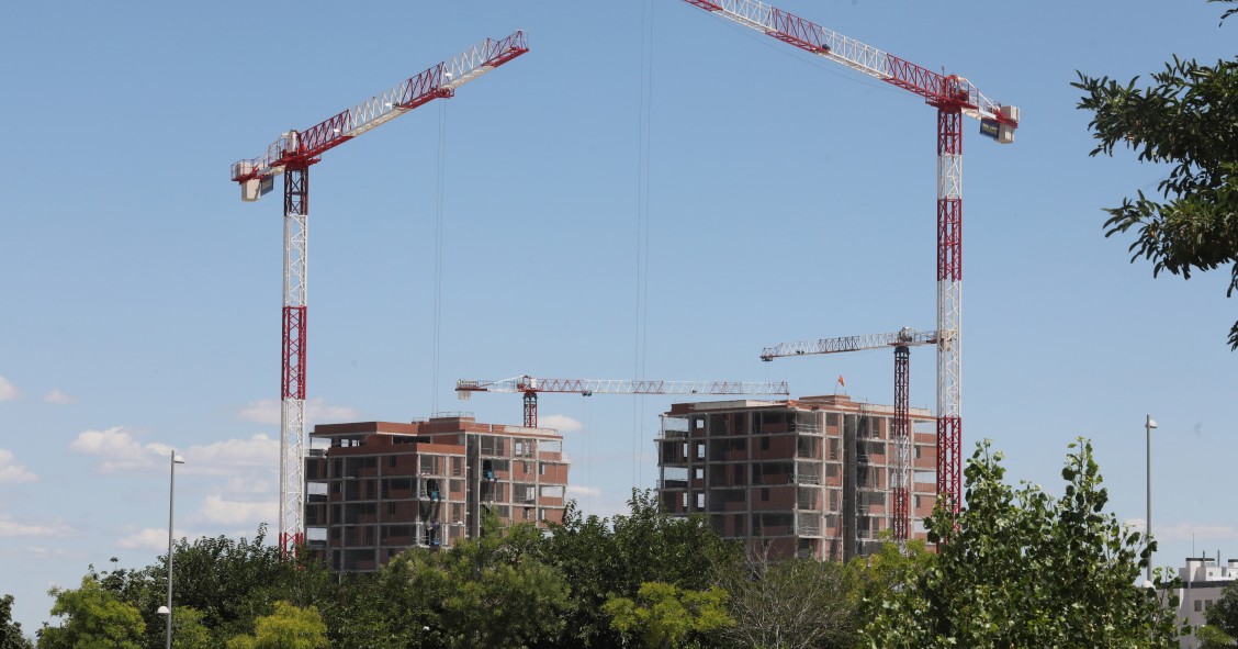 Archivo - Edificio de viviendas en construcción en Madrid 