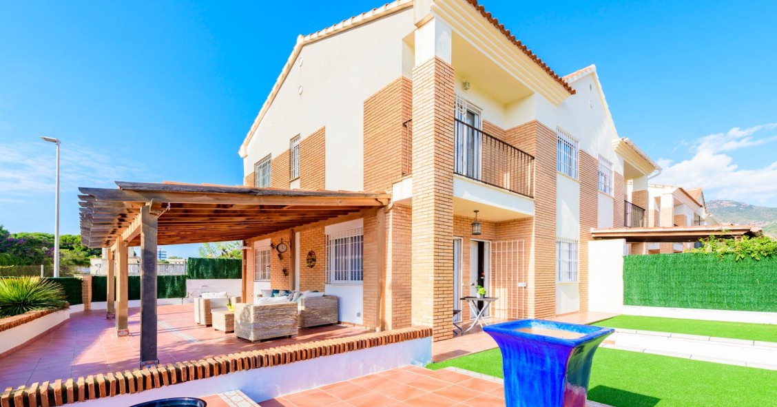 Casa con jardín y barbacoa