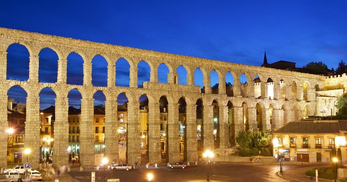 Acueducto de Segovia iluminado al anochecer