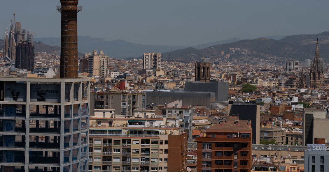 Varios edificios de viviendas vistos desde el mirador del Poble Sec.