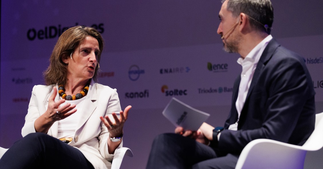 La vicepresidenta tercera del Gobierno y ministra para la Transición Ecológica y el Reto Demográfico, Teresa Ribera, y el director de 'eldiario.es', Ignacio Escolar, durante la III edición del foro ‘Fondos Europeos III'