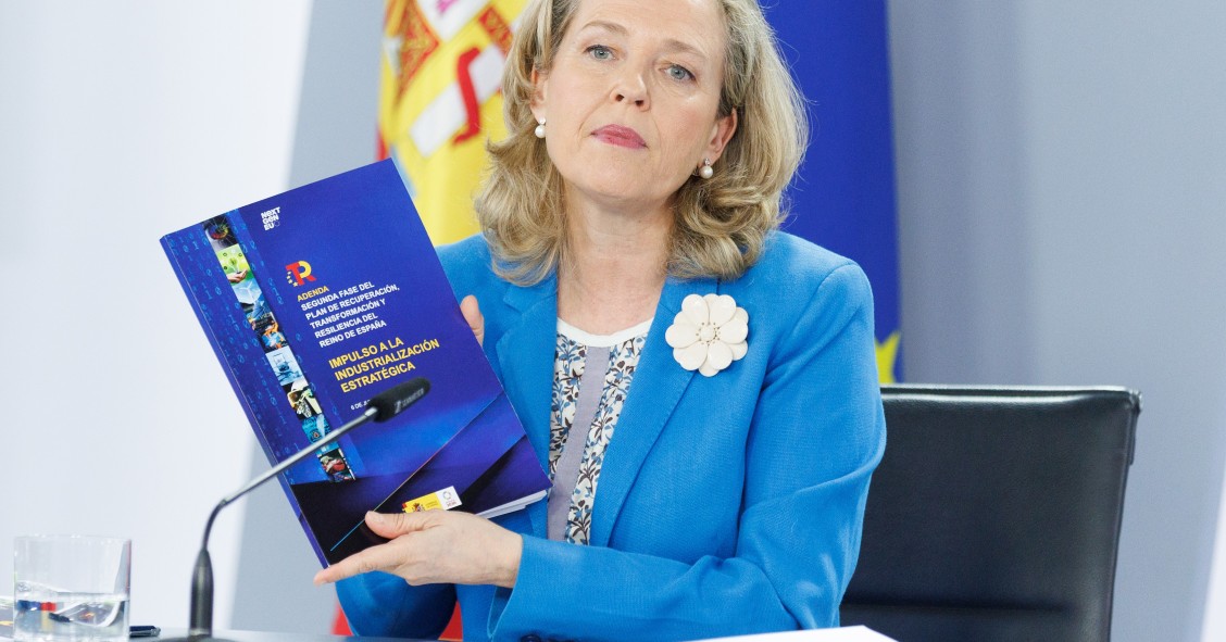 La vicepresidenta primera y ministra de Asuntos Económicos y Transformación Digital, Nadia Calviño, durante una rueda de prensa posterior a la reunión del Consejo de Ministros, en el Palacio de La Moncloa, a 6 de junio de 2023, en Madrid (España). El Cons