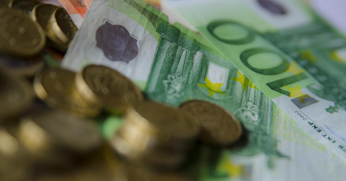 Archivo - Monedas y billetes de euros