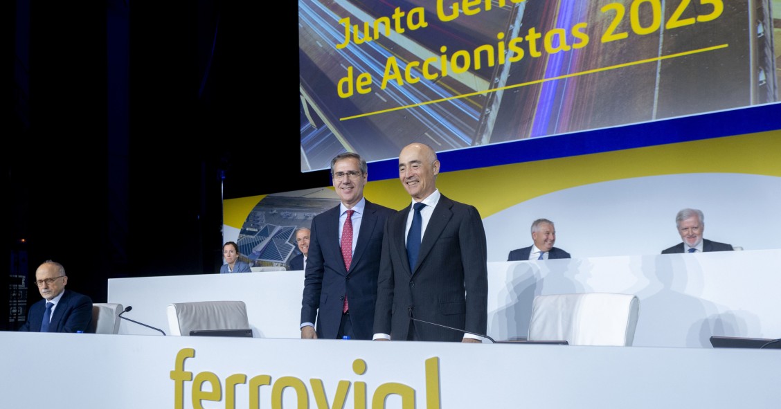 Archivo - El consejero delegado de Ferrovial, Ignacio Madridejos (i) y el presidente de Ferrovial, Rafael del Pino (d), antes de comenzar la segunda convocatoria de la Junta General Ordinaria de Accionistas de Ferrovial